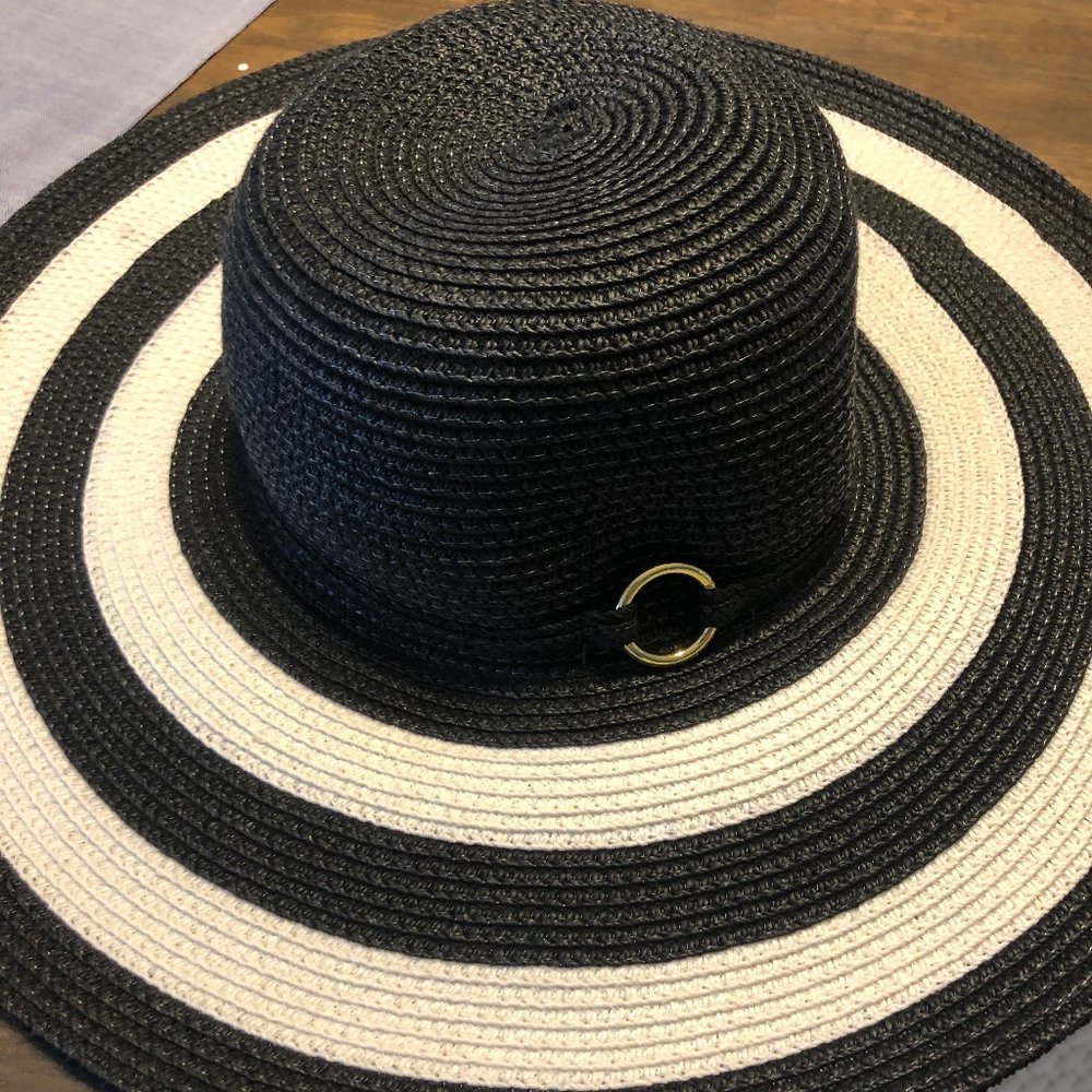 Women’s Charming Charlie Black & White Straw Wide Brim Sun / Beach Hat. NWOT.
